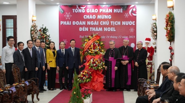 Chủ tịch nước Võ Văn Thưởng thăm, chúc mừng Giáng sinh Tổng Giáo phận Huế