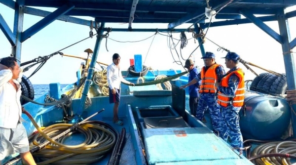 Bộ Tư lệnh Vùng Cảnh sát biển 4 bắt giữ tàu vận chuyển 35.000 lít dầu DO trái phép