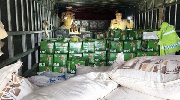 Lực lượng công an Hà Tĩnh tạm giữ số lượng lớn bia Heineken, rượu ngoại không rõ nguồn gốc