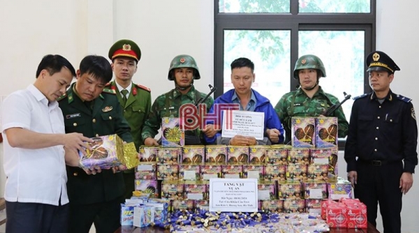 Bắt giữ lái xe vận chuyển đạn, pháo hoa nổ từ Lào về Việt Nam