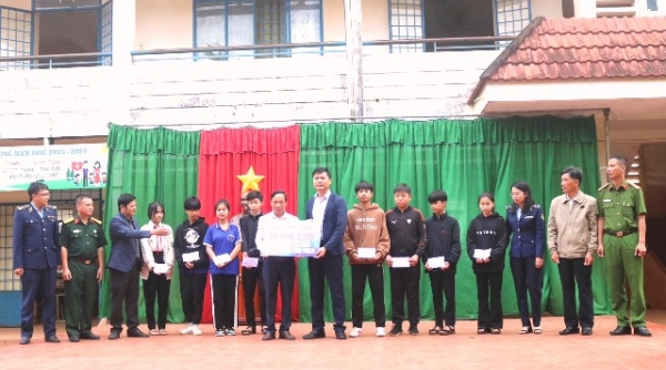 Cục Quản lý thị trường Đắk Lắk trao hơn 50 suất học bổng cho học sinh nghèo vượt khó trong học tập