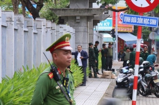 Vì sao có “vật thể lạ” trước cổng trường THPT Phan Châu Trinh ở TP. Đà Nẵng?