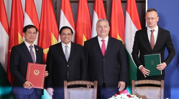 Thủ tướng Việt Nam- Hungary gặp gỡ báo chí và chứng kiến lễ ký kết các văn kiện hợp tác giữa hai nước