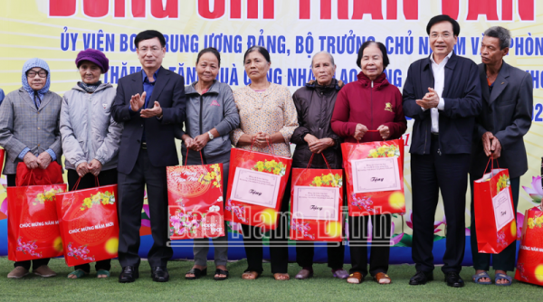 Bộ trưởng, Chủ nhiệm Văn phòng Chính Phủ Trần Văn Sơn thăm, tặng quà Tết cho công nhân, người lao động, gia đình chính sách tại tỉnh Nam Định