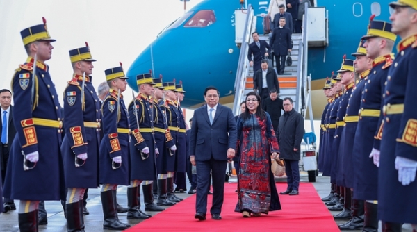Thủ tướng Phạm Minh Chính tới thủ đô Bucharest, thăm chính thức Romania; gặp gỡ cộng đồng người Việt