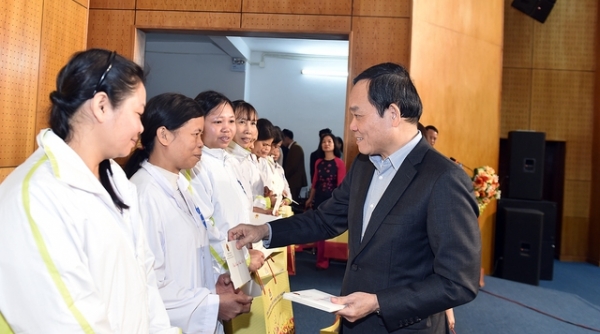 Phó Thủ tướng Trần Lưu Quang thăm và tặng quà Tết tại Hoà Bình