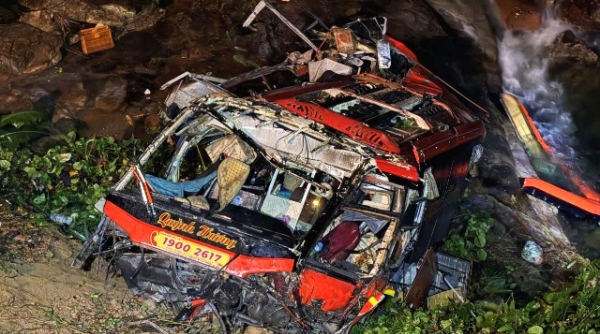 NÓNG: Xe khách 40 chỗ lao xuống vực ở cao tốc La Sơn - Tuý Loan, hai người tử vong