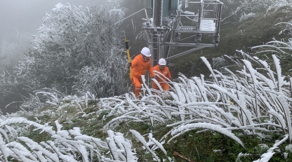 Công nhân Điện lực Lạng Sơn tăng cường nhân lực vận hành lưới điện dưới băng giá