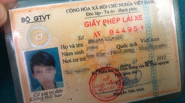Không bắt buộc đổi giấy phép lái xe bằng giấy bìa sang thẻ nhựa