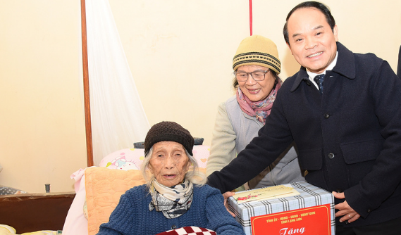Lãnh đạo tỉnh Lạng Sơn thăm, tặng quà, chúc tết nhân dịp Tết Nguyên đán