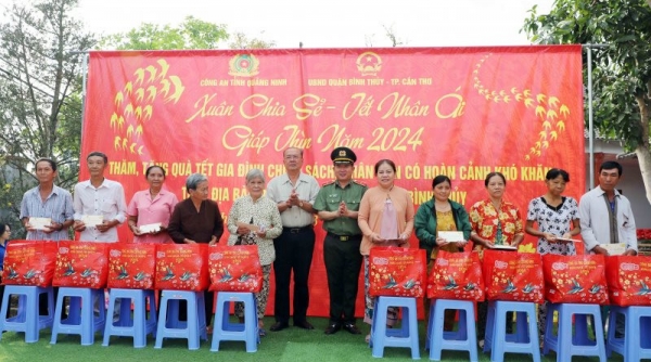 Công an tỉnh Quảng Ninh tặng quà Tết cho người dân có hoàn cảnh khó khăn