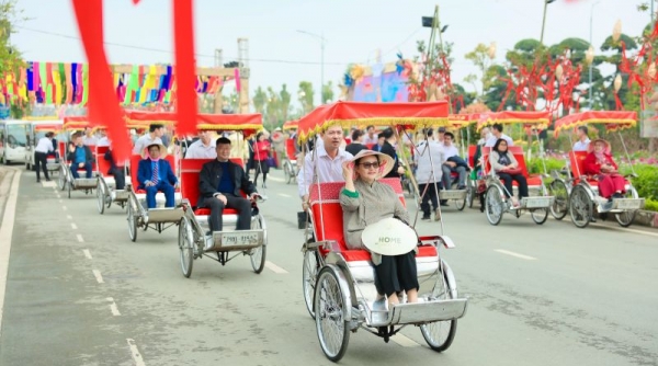Du khách hào hứng trải nghiệm “Tết triệu sắc Việt, Xuân vạn sinh sôi” trên đường hoa Home Hanoi Xuan 2024