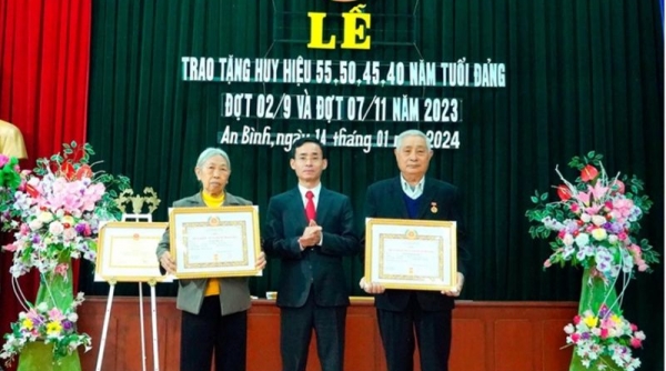 Hải Dương trao Huy hiệu Đảng cho 1.844 đảng viên