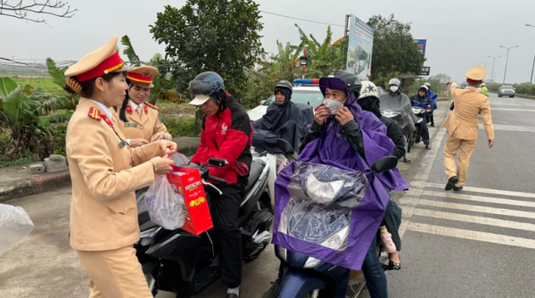 CSGT Nam Định mời người dân vào chốt để tặng quà Tết