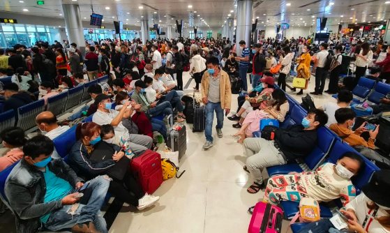 Tăng gần 20.000 lượt khách qua sân bay Tân Sơn Nhất trong ngày mùng 2 Tết