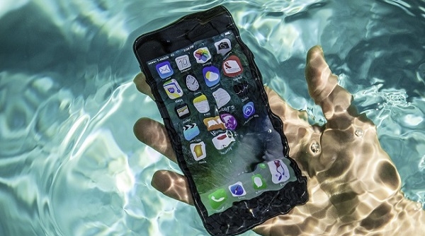 iPhone gặp sự cố vào nước không nên dùng gạo, máy sấy hoặc bông gòn để làm khô thiết bị