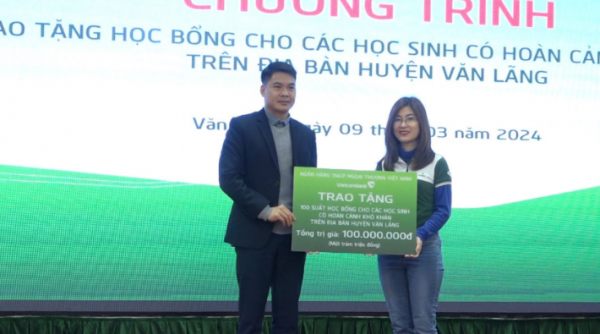 Vietcombank trao tặng học bổng cho học sinh có hoàn cảnh khó khăn huyện Văn Lãng, Lạng Sơn