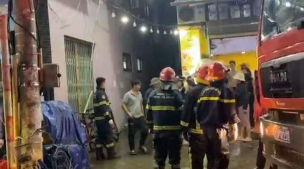 Nhanh chóng dập tắt đám cháy khu nhà trọ cao tầng ở Triều Khúc, huyện Thanh Trì