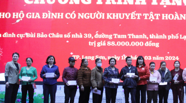 TP Lạng Sơn: Tặng 176 suất quà cho người khuyết tật có hoàn cảnh khó khăn
