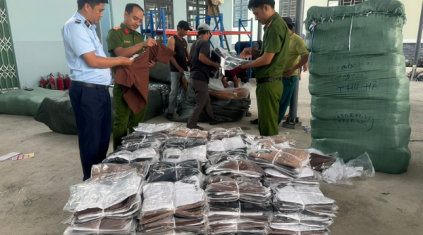 Phú Yên tạm giữ 16.000 sản phẩm giày dép, quần áo, vải không rõ nguồn gốc