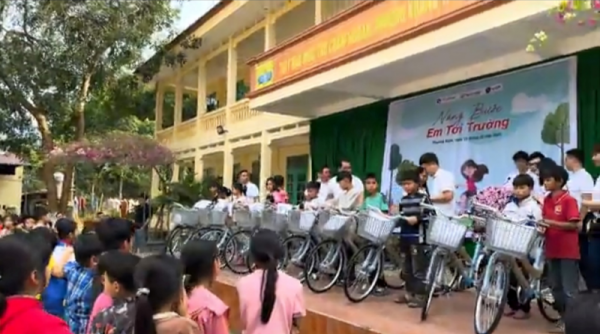 Chương trình “Nâng bước em tới trường” trao quà cho học sinh nghèo vượt khó huyện vùng cao Thanh Hóa