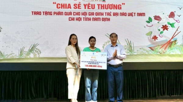 Nam Định: Trao tặng quà cho các gia đình có trẻ bại não