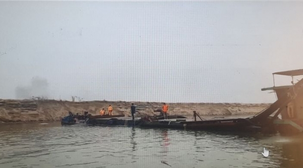 Bắt giữ tàu hút cát trái phép khu vực giáp ranh Hà Nội - Vĩnh Phúc