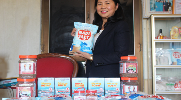 Người phụ nữ quê Nam Định hơn 20 năm sản xuất muối sạch