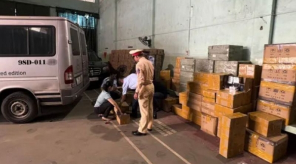 Bắc Giang: Bắt giữ ô tô tải chở gần 6.000 sản phẩm nước hoa, kem chống nắng, nước giặt nghi nhập lậu