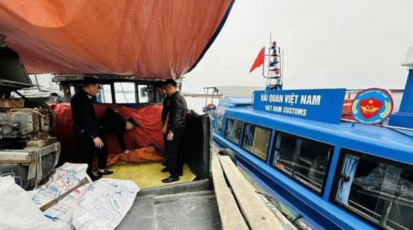 Hải quan Quảng Ninh thu giữ 4.800 lít dầu Diezen lậu trên biển