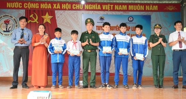 Đồn Biên phòng Lao Bảo tổ chức tuyên truyền phòng, chống ma túy và các tệ nạn xã hội cho các em học sinh