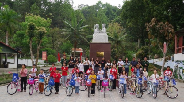 Lạng Sơn: Trao tặng xe đạp và quà cho học sinh có hoàn cảnh khó khăn