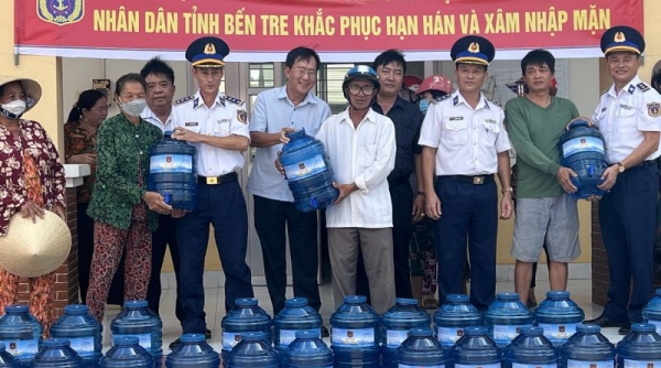 Bộ Tư lệnh Vùng Cảnh sát Biển 3 hỗ trợ nước uống cho nhân dân vùng hạn mặn tỉnh Bến Tre