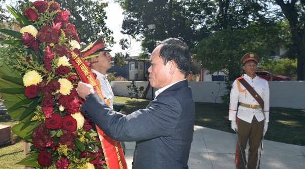 Phó Thủ tướng Trần Lưu Quang dâng hoa tưởng niệm Chủ tịch Hồ Chí Minh