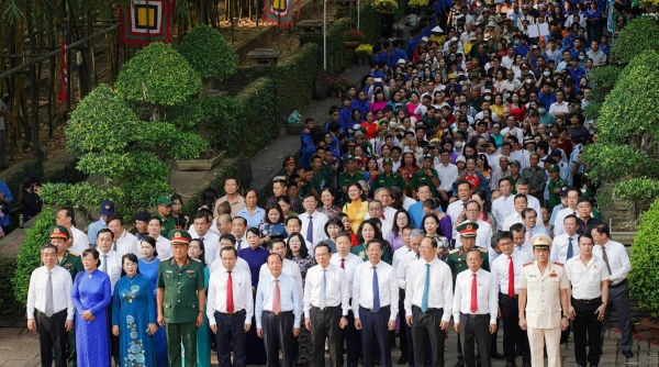 Lãnh đạo TP. Hồ Chí Minh cùng hàng ngàn người dân dâng hương tưởng nhớ Vua Hùng