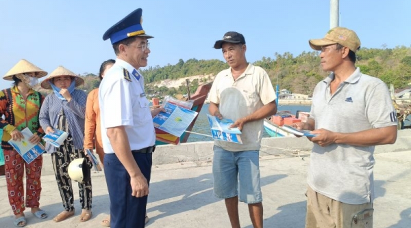 Bộ Tư lệnh Vùng cảnh sát biển 4 phổ biến nhiều quy định mới về khai thác hải sản cho bà con ngư dân