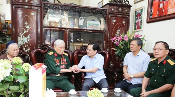 Lãnh đạo tỉnh Bắc Ninh thăm, tặng quà chiến sĩ Điện Biên Phủ