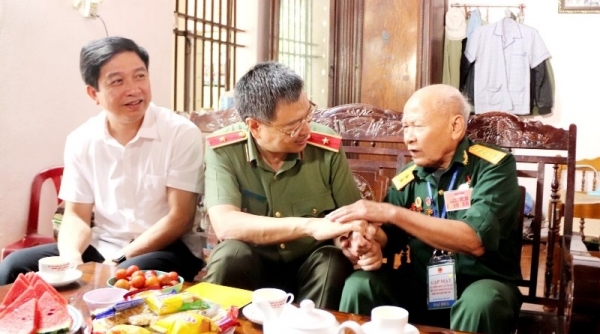 Giám đốc Công an tỉnh Thanh Hóa thăm, tặng quà các gia đình chính sách, chiến sĩ Điện Biên