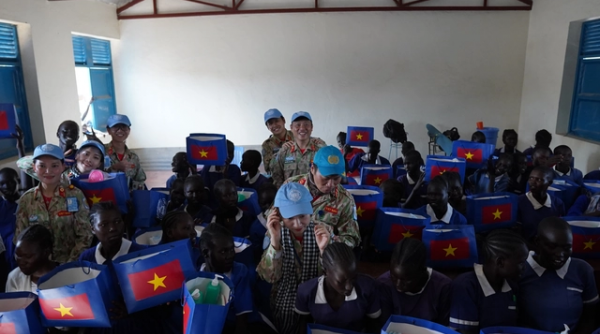 Kỷ niệm ngày Giải phóng miền Nam, bác sĩ Việt Nam tặng quà học sinh Nam Sudan