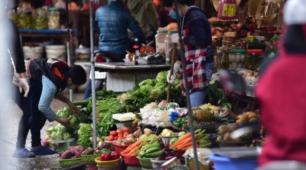 Tiềm ẩn nguy cơ mất vệ sinh trong từng bó rau, lạng thịt tại chợ dân sinh