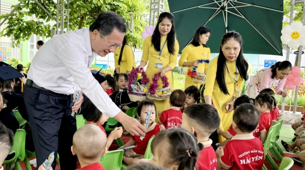 Chủ tịch UBND tỉnh Quảng Ninh thăm, tặng quà các cháu thiếu nhi