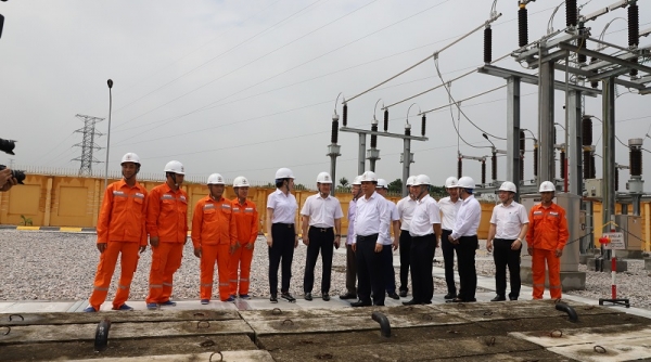 Gắn biển công trình TBA 110kV Hưng Hà 2 và nhánh rẽ chào mừng 55 năm thành lập Tổng công ty Điện lực miền Bắc