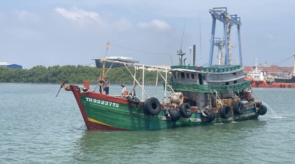 Cảnh sát biển bắt giữ 1 tàu vận chuyển 80.000 lít dầu D.O trái phép