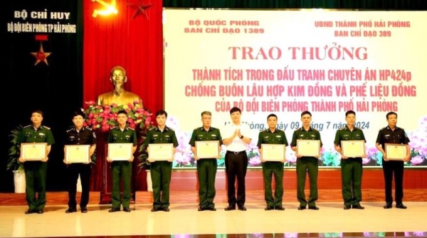 Khen thưởng tập thể, cá nhân có thành tích bắt giữ vụ xuất khẩu hợp kim đồng “đội lốt” ván ép