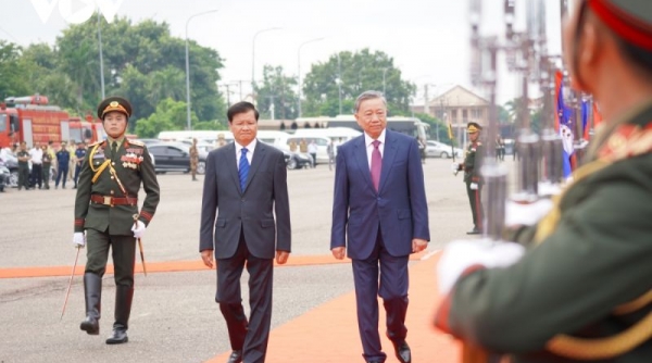 Chủ tịch nước Lào Thongloun Sisoulith chủ trì lễ đón chính thức và ngay sau đó tiến hành hội đàm với Chủ tịch nước Tô Lâm