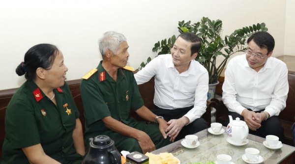 Chủ tịch UBND tỉnh Thanh Hóa thăm, tặng quà gia đình chính sách
