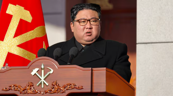 Chủ tịch Kim Jong Un giám sát việc chuyển giao hệ thống tên lửa đạn đạo chiến thuật mới cho quân đội