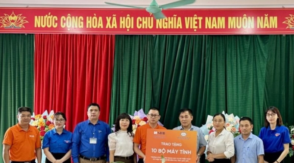 Lạng Sơn: Trao tặng 10 bộ máy tính cho trường học tại huyện Bình Gia