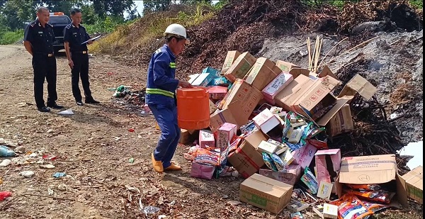 Hải quan Lào Cai tiêu hủy lô hàng vi phạm an toàn vệ sinh thực phẩm