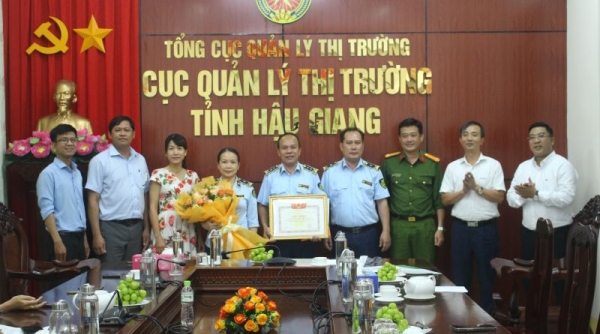 Cục QLTT Hậu Giang: Nhận khen thưởng trong công tác kiểm tra, kiểm soát đối với sách giáo khoa giả